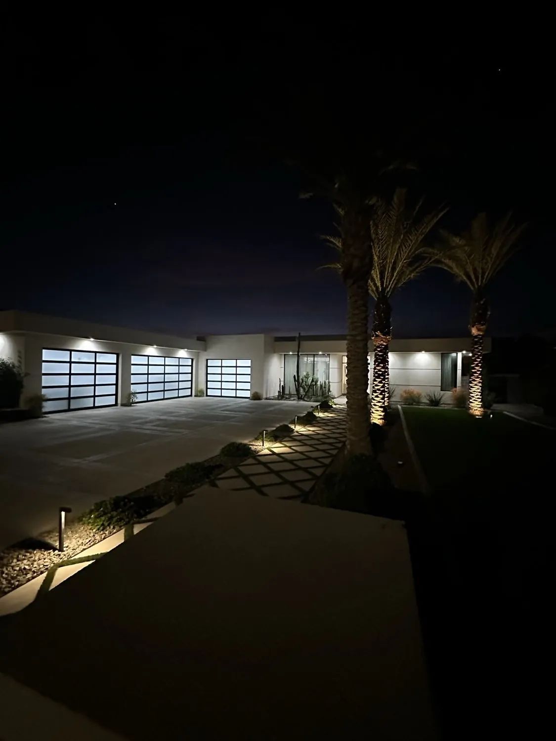 Clear windows on a luxury Phoenix home cleaned by Valley Shine Pro