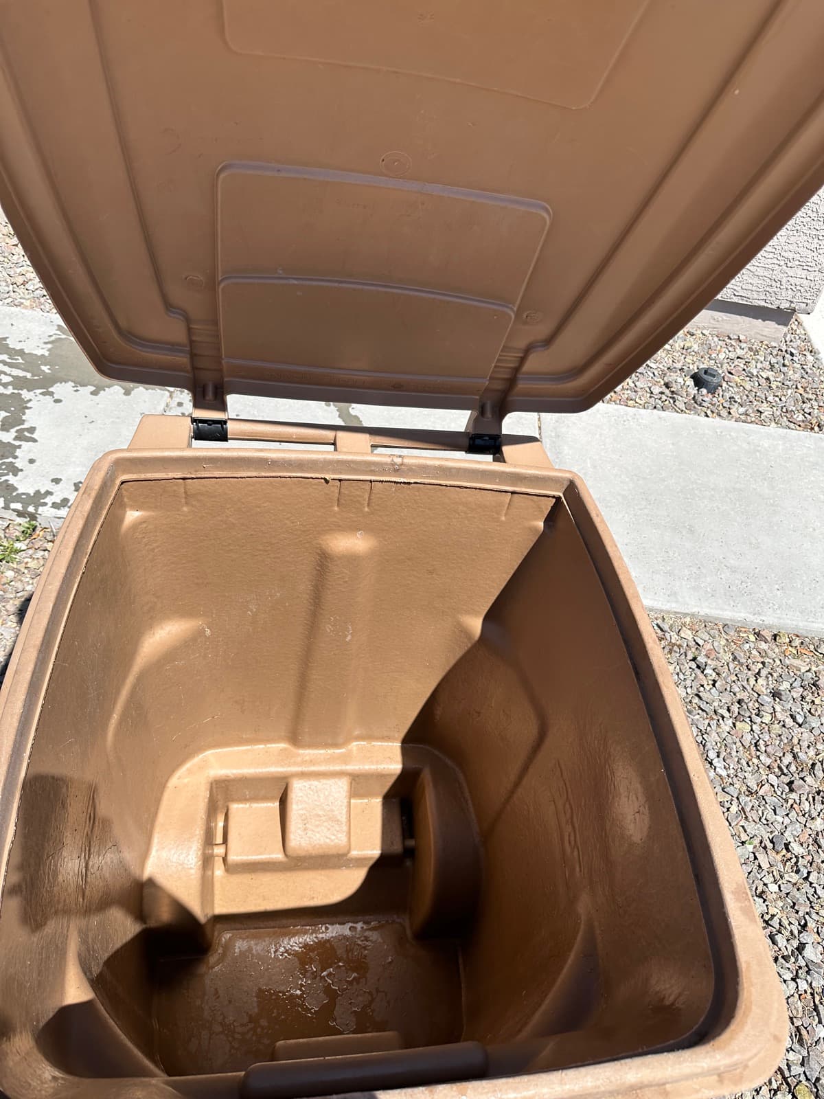 Garbage can cleaning and sanitizing in Phoenix