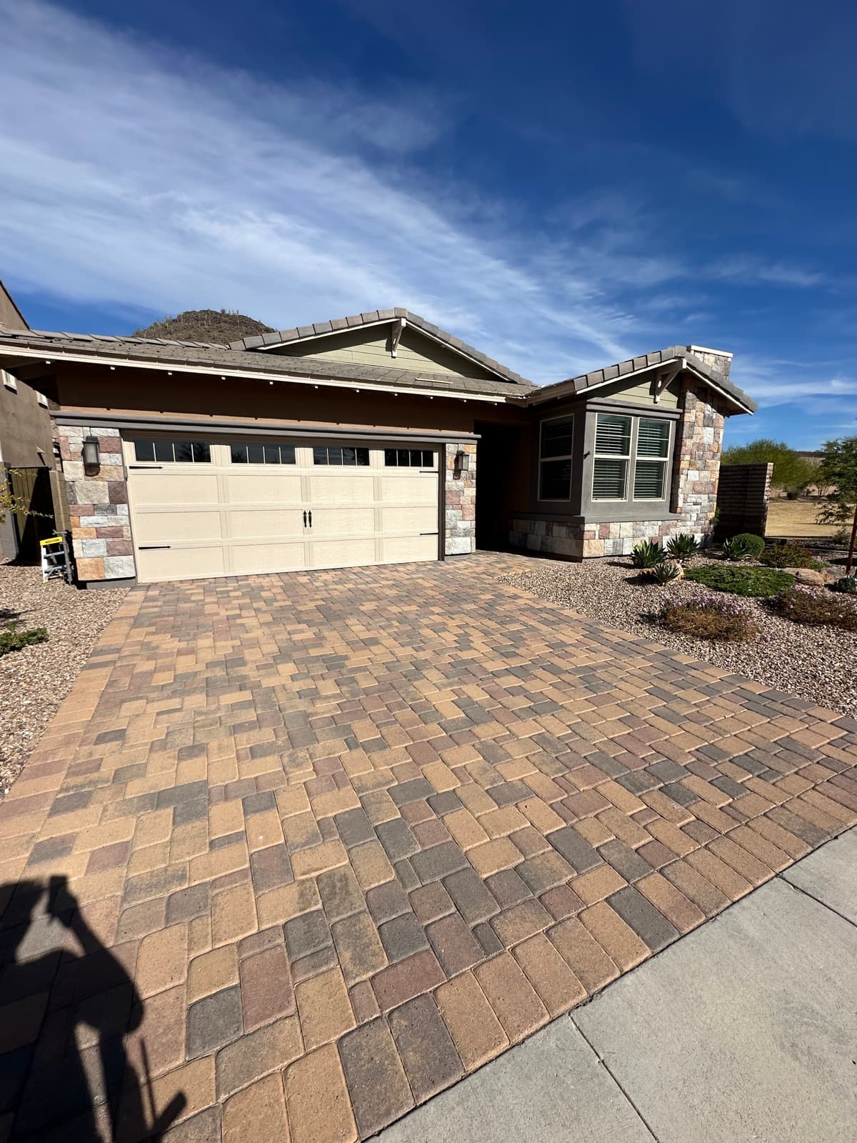 Streak-free window cleaning on a Phoenix luxury home